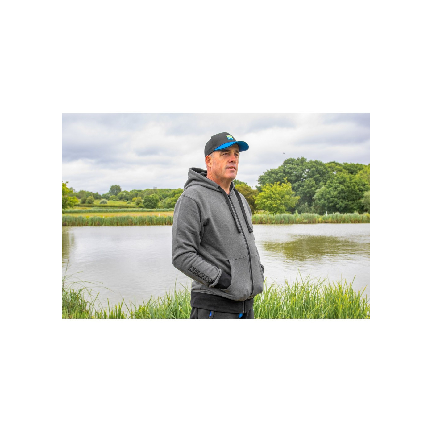 Bluza Preston Grey Zip Hoodie 2022 - roz. XL - Centrum wędkarskie - Sklep wędkarski Jarofishing Bluza Preston Grey Zip Hoodie 2022 - roz. XL - Centrum wędkarskie - Sklep wędkarski Jarofishing