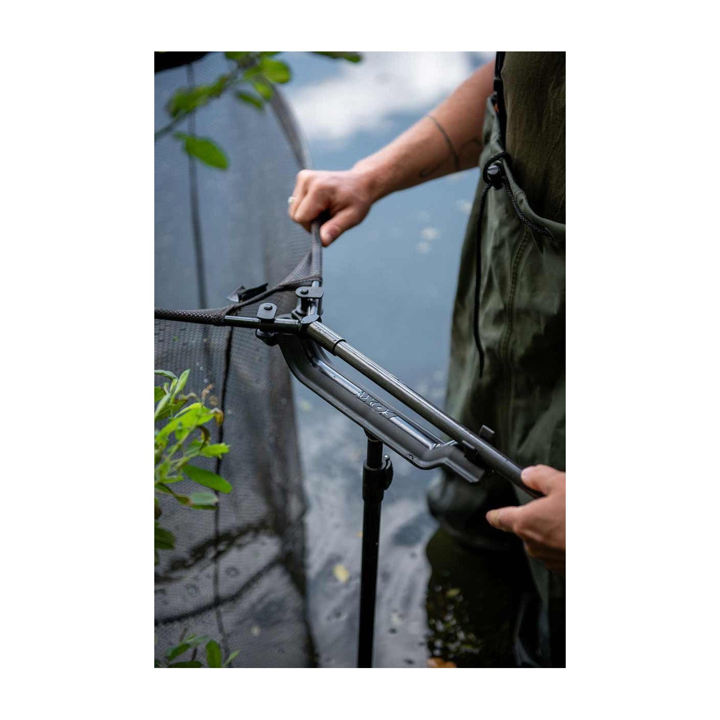Uchwyt Na Podbierak Fox Carpmaster Net Safe - Centrum wędkarskie - Sklep wędkarski Jarofishing Uchwyt Na Podbierak Fox Carpmaster Net Safe - Centrum wędkarskie - Sklep wędkarski Jarofishing