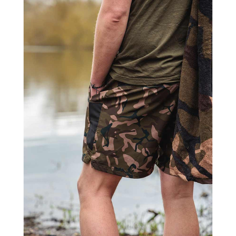 Krótkie Spodenki Fox Black / Camo LW Swim Shorts Roz.S - Centrum wędkarskie - Sklep wędkarski Jarofishing Krótkie Spodenki Fox Black / Camo LW Swim Shorts Roz.S - Centrum wędkarskie - Sklep wędkarski Jarofishing