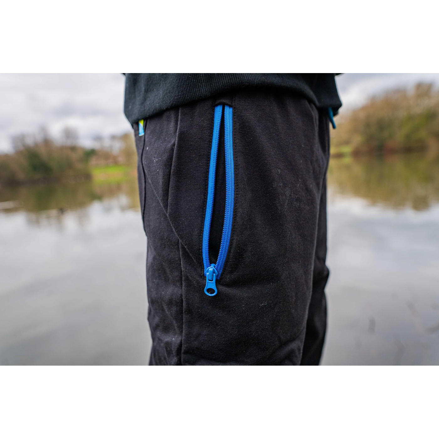Spodnie Preston Lightweight Joggers - roz. M - Centrum wędkarskie - Sklep wędkarski Jarofishing Spodnie Preston Lightweight Joggers - roz. M - Centrum wędkarskie - Sklep wędkarski Jarofishing