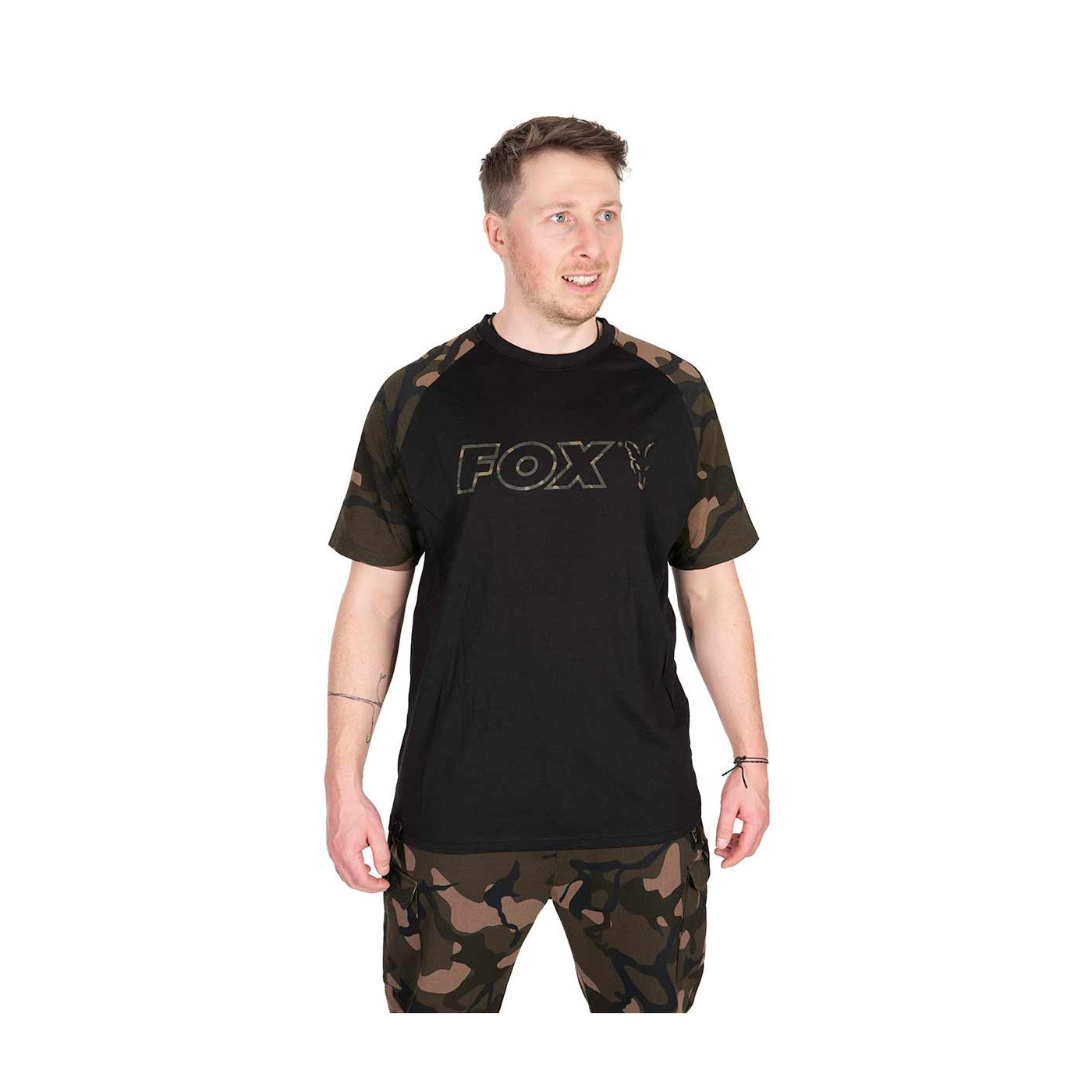 KOSZULKA FOX BLACK/CAMO OUTLINE T-SHIRT Roz. S - Centrum wędkarskie - Sklep wędkarski Jarofishing KOSZULKA FOX BLACK/CAMO OUTLINE T-SHIRT Roz. S - Centrum wędkarskie - Sklep wędkarski Jarofishing