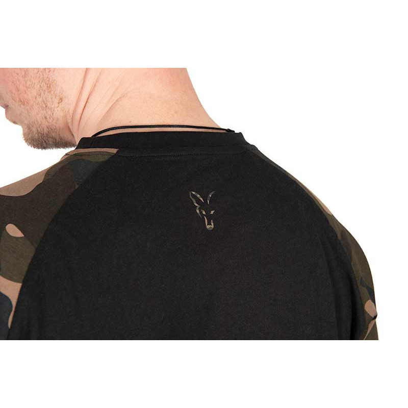 KOSZULKA FOX BLACK/CAMO OUTLINE T-SHIRT Roz. L - Centrum wędkarskie - Sklep wędkarski Jarofishing