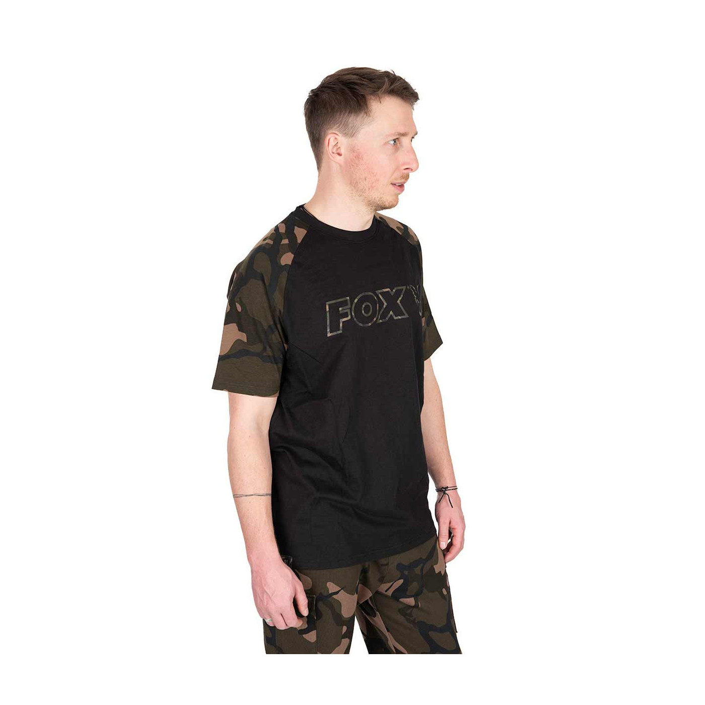 KOSZULKA FOX BLACK/CAMO OUTLINE T-SHIRT Roz. XXXL - Centrum wędkarskie - Sklep wędkarski Jarofishing KOSZULKA FOX BLACK/CAMO OUTLINE T-SHIRT Roz. XXXL - Centrum wędkarskie - Sklep wędkarski Jarofishing