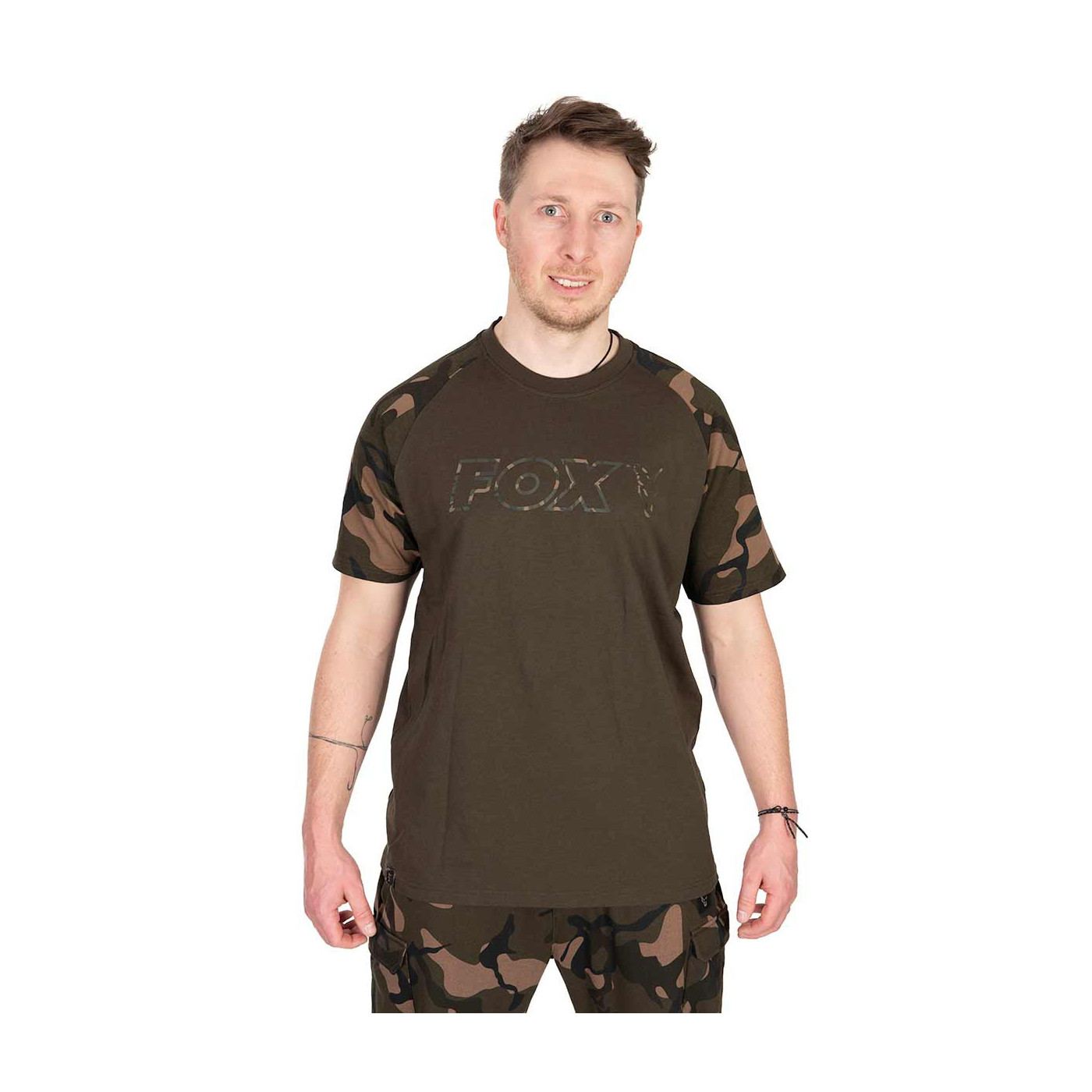 KOSZULKA FOX KHAKI/CAMO OUTLINE T-SHIRT Roz.S - Centrum wędkarskie - Sklep wędkarski Jarofishing KOSZULKA FOX KHAKI/CAMO OUTLINE T-SHIRT Roz.S - Centrum wędkarskie - Sklep wędkarski Jarofishing