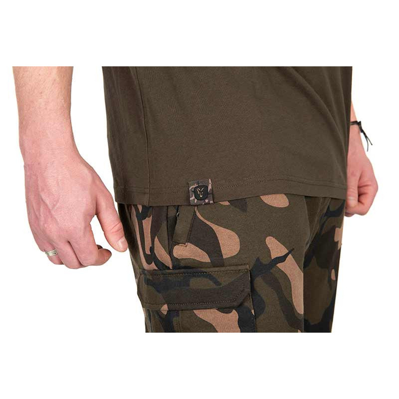 KOSZULKA FOX KHAKI/CAMO OUTLINE T-SHIRT Roz.S - Centrum wędkarskie - Sklep wędkarski Jarofishing KOSZULKA FOX KHAKI/CAMO OUTLINE T-SHIRT Roz.S - Centrum wędkarskie - Sklep wędkarski Jarofishing