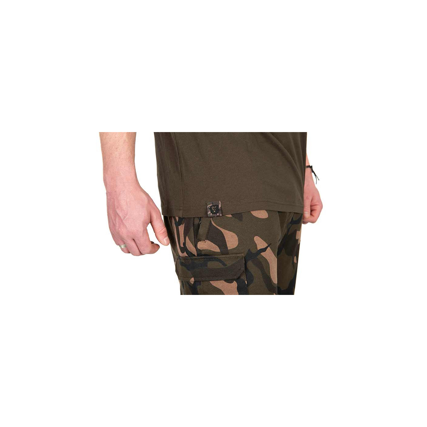KOSZULKA FOX KHAKI/CAMO OUTLINE T-SHIRT Roz.L - Centrum wędkarskie - Sklep wędkarski Jarofishing