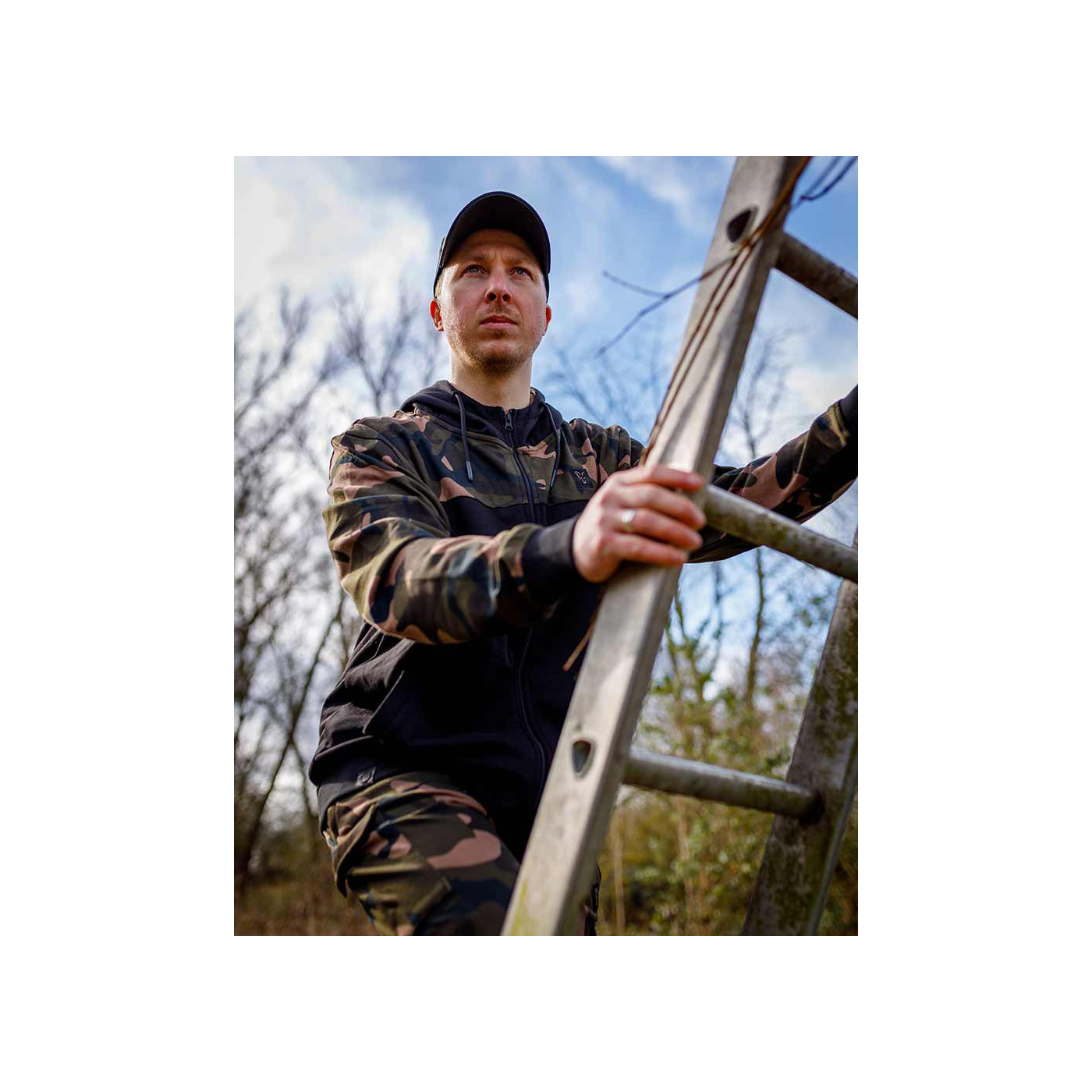 Bluza Fox LW Black / Camo Split Zip Hoody - roz. S - Centrum wędkarskie - Sklep wędkarski Jarofishing Bluza Fox LW Black / Camo Split Zip Hoody - roz. S - Centrum wędkarskie - Sklep wędkarski Jarofishing