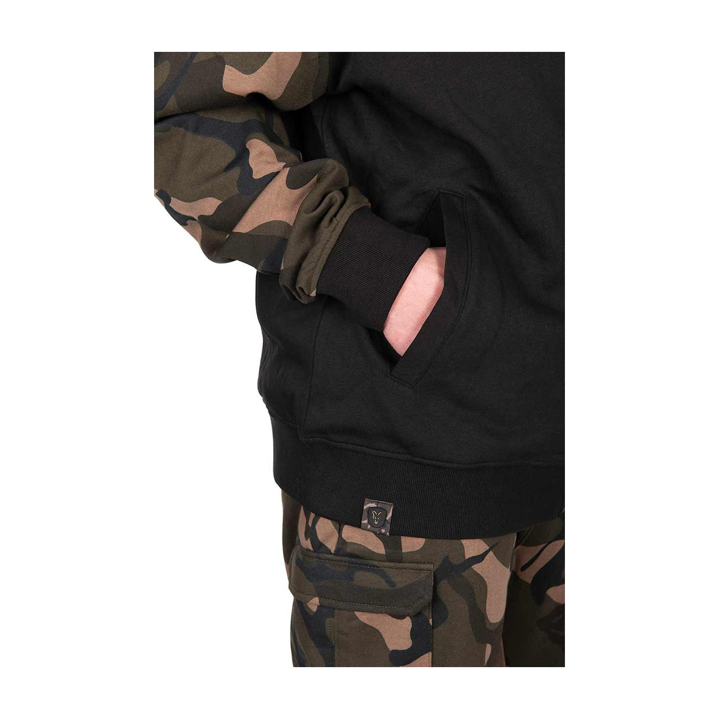 Bluza Fox LW Black / Camo Split Zip Hoody - roz. M - Centrum wędkarskie - Sklep wędkarski Jarofishing Bluza Fox LW Black / Camo Split Zip Hoody - roz. M - Centrum wędkarskie - Sklep wędkarski Jarofishing