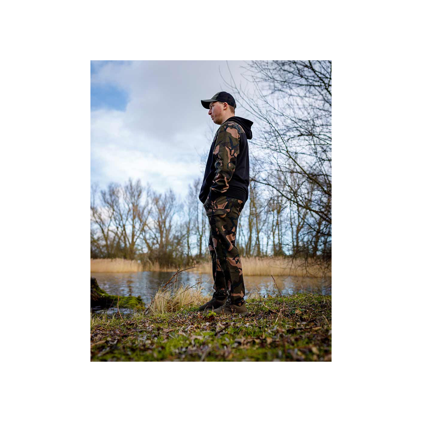 Bluza Fox LW Black / Camo Split Zip Hoody - roz. L - Centrum wędkarskie - Sklep wędkarski Jarofishing Bluza Fox LW Black / Camo Split Zip Hoody - roz. L - Centrum wędkarskie - Sklep wędkarski Jarofishing