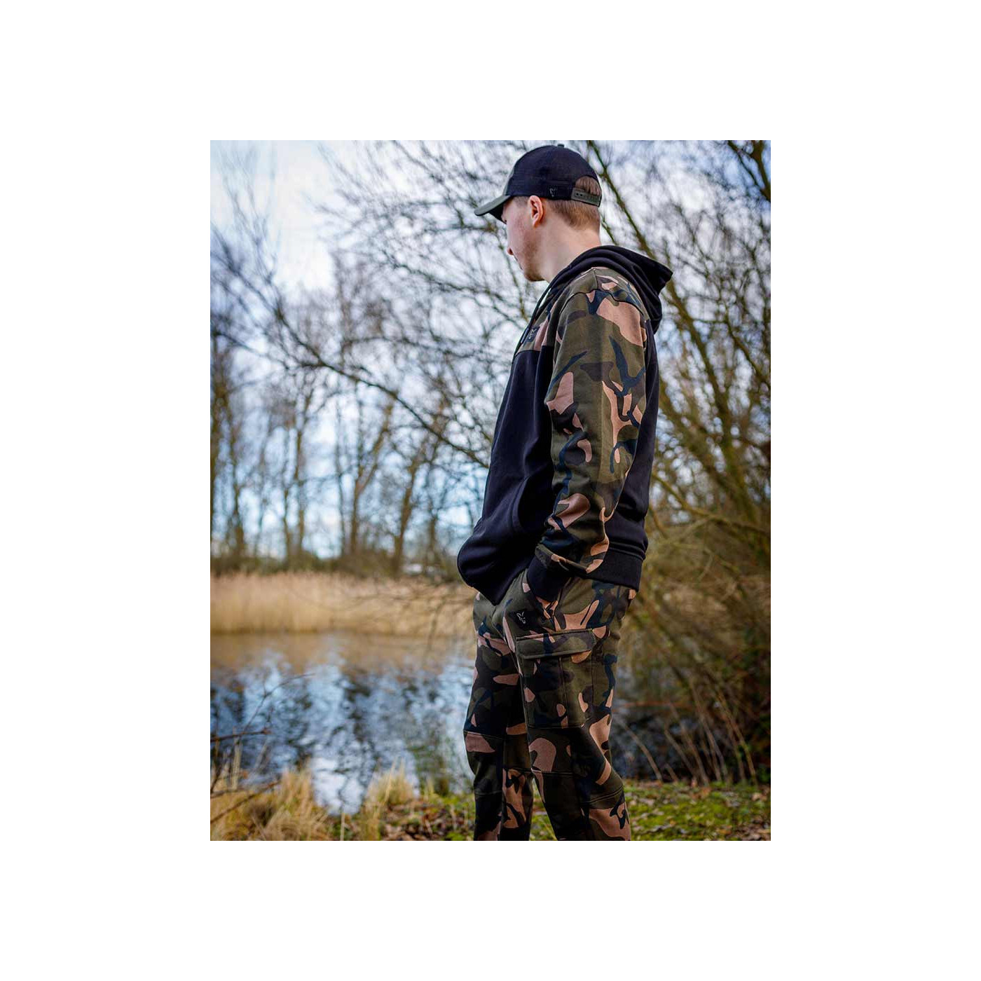 Bluza Fox LW Black / Camo Split Zip Hoody - roz. XL - Centrum wędkarskie - Sklep wędkarski Jarofishing Bluza Fox LW Black / Camo Split Zip Hoody - roz. XL - Centrum wędkarskie - Sklep wędkarski Jarofishing