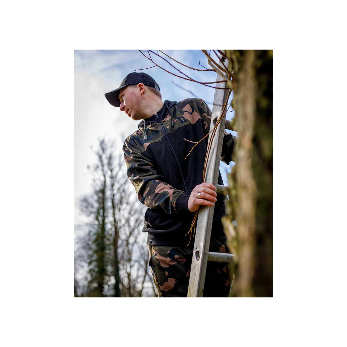 Bluza Fox LW Black / Camo Split Zip Hoody - roz. XXXL - Centrum wędkarskie - Sklep wędkarski Jarofishing Bluza Fox LW Black / Camo Split Zip Hoody - roz. XXXL - Centrum wędkarskie - Sklep wędkarski Jarofishing