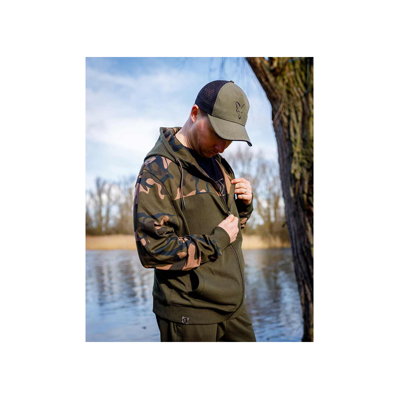 Bluza Fox LW Khaki / Camo Split Zip Hoody - roz. XXL - Centrum wędkarskie - Sklep wędkarski Jarofishing Bluza Fox LW Khaki / Camo Split Zip Hoody - roz. XXL - Centrum wędkarskie - Sklep wędkarski Jarofishing