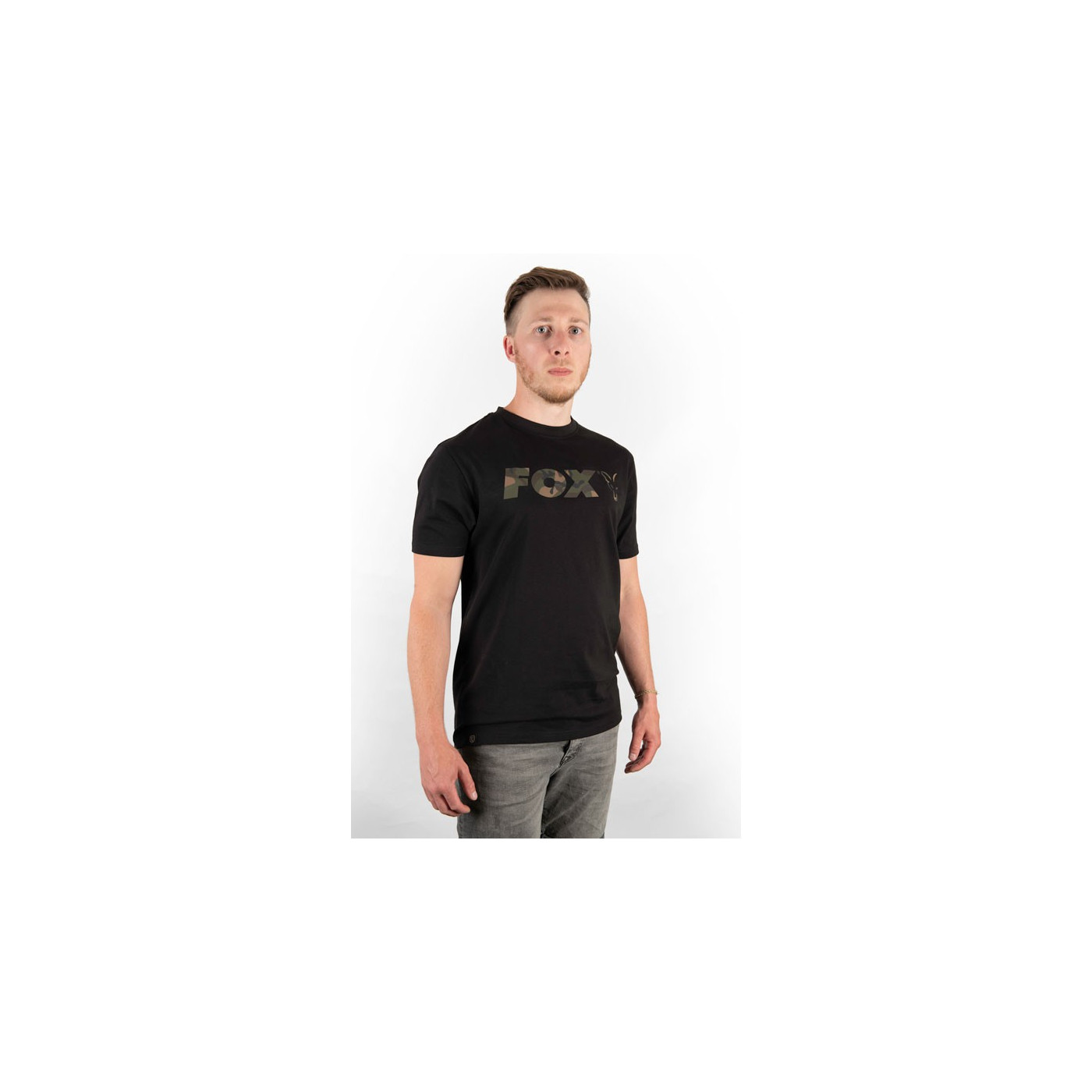 Koszulka Fox Black/Camo Chest Print T-Shirt Roz.S - Centrum wędkarskie - Sklep wędkarski Jarofishing Koszulka Fox Black/Camo Chest Print T-Shirt Roz.S - Centrum wędkarskie - Sklep wędkarski Jarofishing