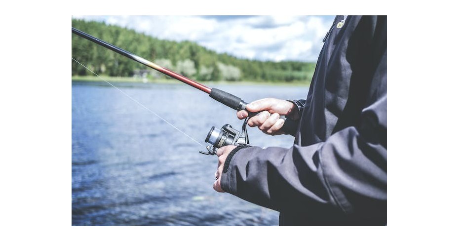 Kombinezony Wędkarskie: Jakie Wybrać na Różne Warunki Pogodowe?
